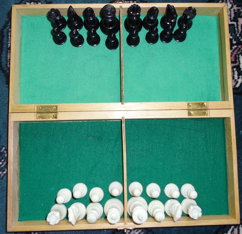 Vintage Game Staunton Chess Deluxe Wooden Chess Box and Plastic Chess Pieces