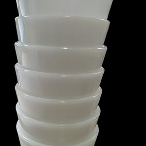 Glasbake mjölkglas vaniljsåskoppar set om 7, vita ramekiner förberedelseskålar form 267, köksredskap för mitten av århundradet, retro dessertbakformar