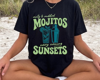 Maglietta con grafica Mojitos e tramonti, maglietta per le vacanze estive, top da spiaggia in stile retrò con cocktail.