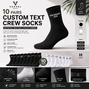 以下が含まれることがあります： 黒と白のカスタムテキストクルーソックス10足セット。ソックスにはリブ編みのカフ、アーチサポート、クッション性のあるソールが備わっています。側面には「PERFORMANCE CREW」というテキストがプリントされており、様々なカスタマイズされたテキストオプションが含まれています。
