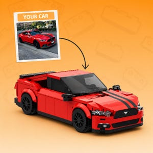Könnte beinhalten: Ein rotes Modellauto aus Bausteinen mit schwarzen Rennstreifen, schwarzen Rädern und einer schwarzen Windschutzscheibe. Darüber befindet sich ein Foto mit der Aufschrift YOUR CAR, das einen echten roten Sportwagen zeigt, verbunden durch einen schwarzen Pfeil.