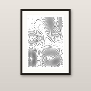 Può includere: Una stampa d'arte da parete incorniciata con un design di mappa topografica in bianco e nero. L'opera è composta da complesse linee di contorno nere concentriche su sfondo bianco, che creano un motivo di curve di livello e piccoli punti sparsi.