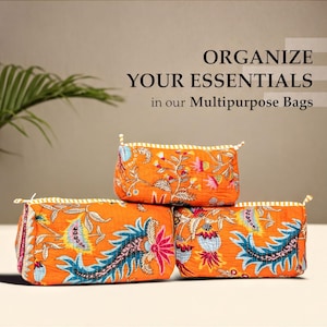 Peut inclure: Trois pochettes rectangulaires orange avec un motif floral bleu, rose et blanc. Les sacs présentent une bordure de fermeture éclair rayée jaune et blanche. Le texte indique : ORGANIZE YOUR ESSENTIALS in our Multipurpose Bags.