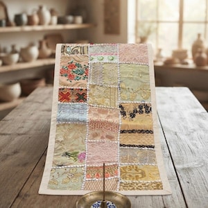Handgjord indisk lapptäcke i bomull med tofsar – Boho Dining & Home Decor