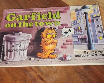 Garfield on the Town Soft Cover Book by Jim Davis 1983