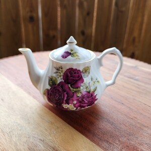 Mini Teapot BONE CHINA ENGLAND Gold Trim