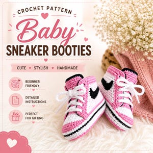 Op de afbeelding: Een haakpatroon voor babysneaker-slofjes met de tekst CROCHET PATTERN Baby SNEAKER BOOTIES CUTE STYLISH HANDMADE BEGINNER FRIENDLY DETAILED INSTRUCTIONS PERFECT FOR GIFTING. Twee roze, witte en zwarte gehaakte slofjes worden getoond.