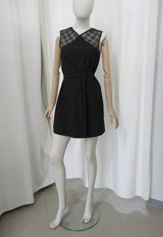 Vestido negro de l nea A con un yugo de tul suave detallado con