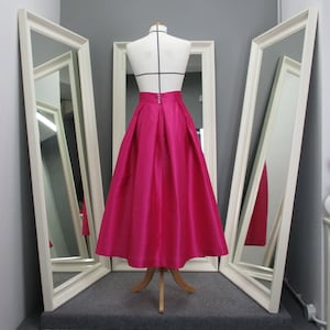 Jupe trapèze plissée luxueuse en Shatung rose chaud, jupe formelle rose
