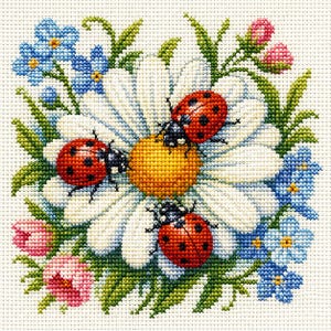 Könnte beinhalten: Ein Kreuzstich-Stickmuster mit drei roten Marienkäfern mit schwarzen Punkten auf einer großen weißen Margerite mit gelber Mitte, umgeben von kleinen blauen Vergissmeinnicht-Blüten, rosa Blütenknospen und grünem Blattwerk auf weißem Stoff.