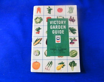 Guide Victory Garden - Seconde Guerre mondiale - par la Standard Oil Company - 7 3/4" de haut - voir photos et description
