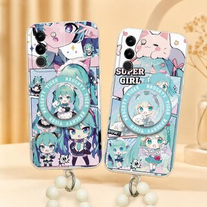 Pode incluir: Duas capas transparentes para telemóvel com ilustrações estilo anime de uma personagem de cabelo azul-esverdeado em várias poses. Cada capa inclui um suporte circular com o texto Naughty Tiger e uma bracelete de contas brancas.