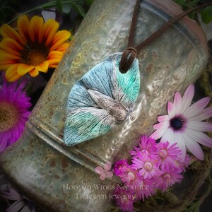 Hope on Wings-ketting Handgemaakte vlinder in luchtdroge klei van TRaewyn Jewelry.