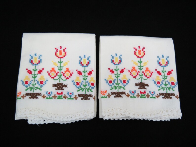 12RTT17 Free Shipping Pennsylvania Dutch Cross Stitch Vintage Embroidered Pillowcases
