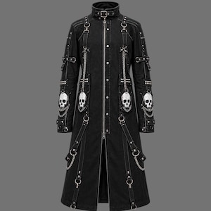 Peut inclure: Un long manteau noir doté d'un col montant avec une sangle à boucle, d'une fermeture éclair frontale sur toute la longueur et de garnitures en métal argenté. Il est orné de multiples sangles, de chaînes métalliques et de quatre crânes blancs.