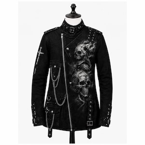 Puede incluir: Una chaqueta de mezclilla negra con cierre de cremallera plateada asimétrica, cuello alto con hebilla y un estampado gráfico de dos calaveras. La chaqueta incluye detalles de cadenas plateadas, múltiples bolsillos con solapa y correas con hebilla.