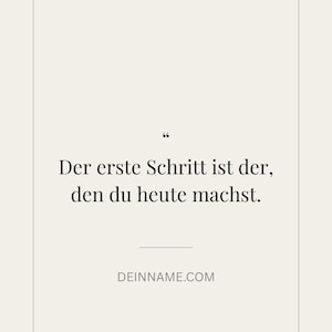 Könnte beinhalten: Ein rechteckiger Druck auf hellbeigem Hintergrund mit einem dünnen schwarzen Rahmen. Der Text lautet "Der erste Schritt ist der, den du heute machst." mit Anführungszeichen darüber, einer horizontalen Linie darunter und "DEINNAME.COM" unten.