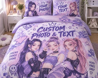 Puede incluir: Un juego de cama morado con tres personajes ilustrados al estilo K-pop, patrones de tablero de ajedrez, estrellas y coronas. El texto dice "YOUR PHOTO", "YOUR TEXT", "CUSTOM PHOTO & TEXT", "DREAM DANCE SHINE" y "GOOD VIBES ONLY".