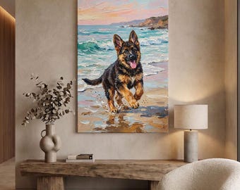 以下が含まれることがあります： 水辺の砂浜を走るジャーマンシェパードの子犬を描いた縦型の油絵。質感のある筆致で、パステルカラーの夕焼け空、ターコイズブルーの波、濡れた砂浜が表現されている。