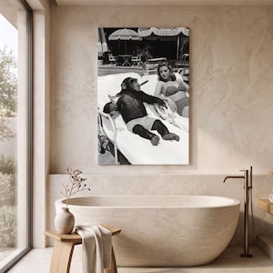 Quadro em tela com chimpanzé engraçado fumando charuto, arte de parede retrô de Hollywood, decoração de macaco à beira da piscina, decoração de lazer de meados do século, arte surreal em estilo vintage.