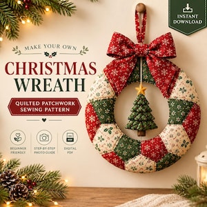 Könnte beinhalten: Ein gestepptes Patchwork-Weihnachtskranz-Schnittmuster aus rotem, grünem und cremefarbenem Stoff mit Schneeflocken- und Stechpalmenmotiven. Eine große Stoffschleife sitzt oben, und ein kleiner gefüllter Weihnachtsbaum hängt in der Mitte. Text: MAKE YOUR OWN CHRISTMAS WREATH QUILTED PATCHWORK SEWING PATTERN.