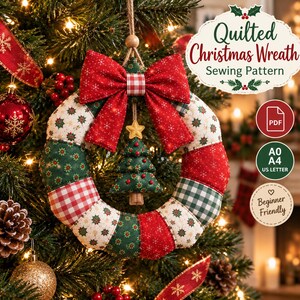 Puede incluir: Un patrón de costura para corona navideña acolchada que presenta una corona circular hecha de segmentos de tela alternos en rojo, verde y blanco con un lazo rojo grande y un pequeño adorno de árbol de Navidad colgante con una estrella amarilla.