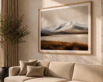 Poster met een ingetogen besneeuwd berglandschap | Houten lijst