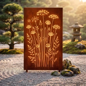 Puede incluir: Un panel de jardín rectangular de metal color óxido con un diseño cortado a láser de flores silvestres y hierbas altas. La pieza tiene un acabado desgastado y se mantiene en posición vertical, mostrando siluetas botánicas detalladas.