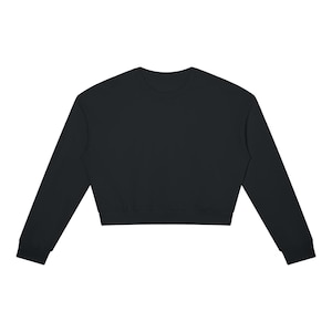 Pode incluir: Uma camisola curta preta de manga comprida com decote redondo, ombros descaídos e punhos canelados nas mangas e na bainha inferior. A peça apresenta um design liso, sem padrões, com um corte descontraído e um comprimento curto.