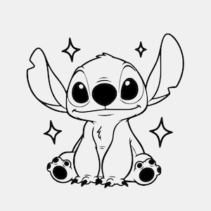 Può includere: Un'illustrazione in bianco e nero a linee del personaggio Stitch di Lilo e Stitch. Il personaggio è raffigurato in posizione seduta con grandi orecchie, un naso rotondo e occhi grandi, circondato da quattro piccole stelle a quattro punte.