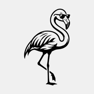 以下が含まれることがあります： 片足で立っているフラミンゴの白黒グラフィックイラスト。フラミンゴは右を向いた横顔で描かれており、ダークなサングラスをかけている。このデザインは、太くはっきりとした線と高いコントラストが特徴で、鳥の長い首、曲がったくちばし、体にある詳細な羽の模様が表現されている。