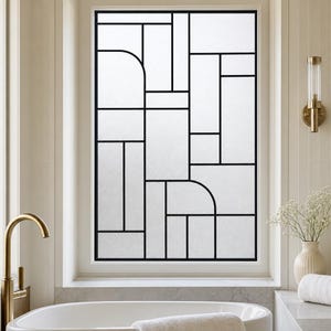Peut inclure: Un film pour fenêtre rectangulaire présentant un motif géométrique de fines lignes noires sur un fond blanc givré. Le design se compose de divers rectangles et carrés verticaux et horizontaux, avec deux segments d'angle arrondis intégrés.