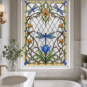Puede incluir: Una película para ventana de vitral con una libélula azul central posada sobre una flor azul, rodeada de motivos florales naranjas, hojas verdes y un patrón de rejilla de diamantes. El diseño incluye libélulas azules adicionales en las esquinas.