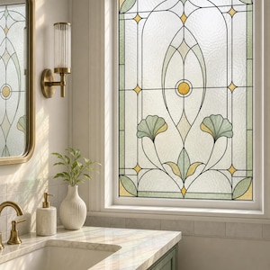 Könnte beinhalten: Ein rechteckiges Fenster mit einer Buntglaseinlage in geometrischem Bleiruten-Design. Das Muster umfasst hellgrüne und gelbe Akzente, ein zentrales kreisförmiges Motiv und stilisierte Blattformen auf strukturiertem, durchscheinendem Glas.