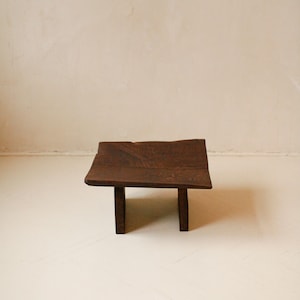 Couchtisch aus massiver Eiche im Wabi-Sabi-Stil