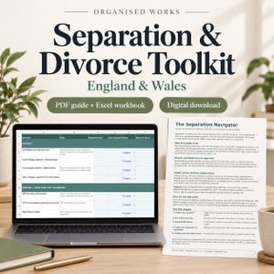 Op de afbeelding: Een digitale scheidings- en echtscheidingskit voor Engeland en Wales met een laptop die een Excel-werkmap met eigendoms- en pensioenkolommen toont, naast een geprint document genaamd The Separation Navigator, een pen en een notitieblok.