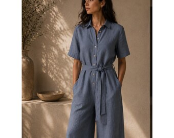 Tuta intera da donna in lino a gamba larga, con bottoni sul davanti e cintura, ideale per un look estivo rilassato.