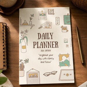 Può includere: Un'agenda giornaliera bianca per l'edizione 2026 con testo marrone e illustrazioni colorate disegnate a mano di piante, foto, occhiali e un lettore musicale. La copertina include il testo: Daily Planner 2026 Edition, Organize your day with clarity and focus.