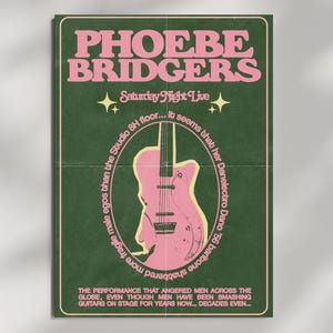 Puede incluir: Un póster rectangular con fondo verde oscuro y texto rosa. Presenta el nombre PHOEBE BRIDGERS en la parte superior, una ilustración central de una guitarra eléctrica rosa dentro de un óvalo y texto que hace referencia a Saturday Night Live.