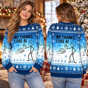 Op de afbeelding: Een blauw en wit sweatshirt met lange mouwen, een sneeuwvlokpatroon en een centrale afbeelding van een stokfiguur die een brein afwijst met de tekst NO THANKS, I USE AI. Het ontwerp bevat horizontale strepen en kerstbomen.