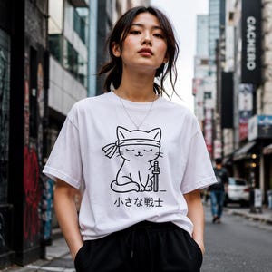 Camiseta de gato samurái, camiseta de guerrero neko japonés, camiseta gráfica minimalista inspirada en el anime. imagen 1