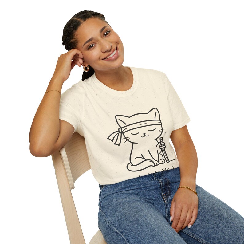 Camiseta de gato samurái, camiseta de guerrero neko japonés, camiseta gráfica minimalista inspirada en el anime. imagen 7