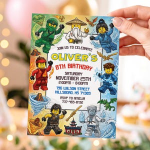 Op de afbeelding: Een rechthoekige verjaardagsuitnodigingskaart met kleurrijke ninja-figuren in Lego-stijl, draken en elementaire symbolen. De tekst luidt: JOIN US TO CELEBRATE OLIVER'S 8TH BIRTHDAY, SATURDAY NOVEMBER 25TH, 2:00PM - 6:00PM, 196 WILSON STREET HILLSBORO, HS 74389, RSVP TO AMELIA 737-465-8132.