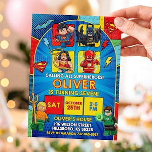 Peut inclure: Une carte d'invitation d'anniversaire rectangulaire avec des personnages de super-héros style Lego, dont Superman, Batman, Wonder Woman, Flash, Aquaman et Green Lantern. Le texte indique : Calling all superheroes! Oliver is turning seven! Sat October 25th 2-5 PM.