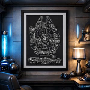 Könnte beinhalten: Ein gerahmter, technisch gehaltener Kunstdruck in Schwarz-Weiß, der eine Draufsicht und eine Seitenansicht des Millennium Falcon Raumschiffs zeigt. Die detaillierte weiße Strichzeichnung befindet sich auf schwarzem Grund.