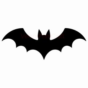 Puede incluir: Una silueta negra sólida de un murciélago con las alas extendidas, con orejas puntiagudas y un borde de ala festoneado. El texto VeloraPrintCraft es ligeramente visible en letras de color rojo oscuro en el centro de la forma.