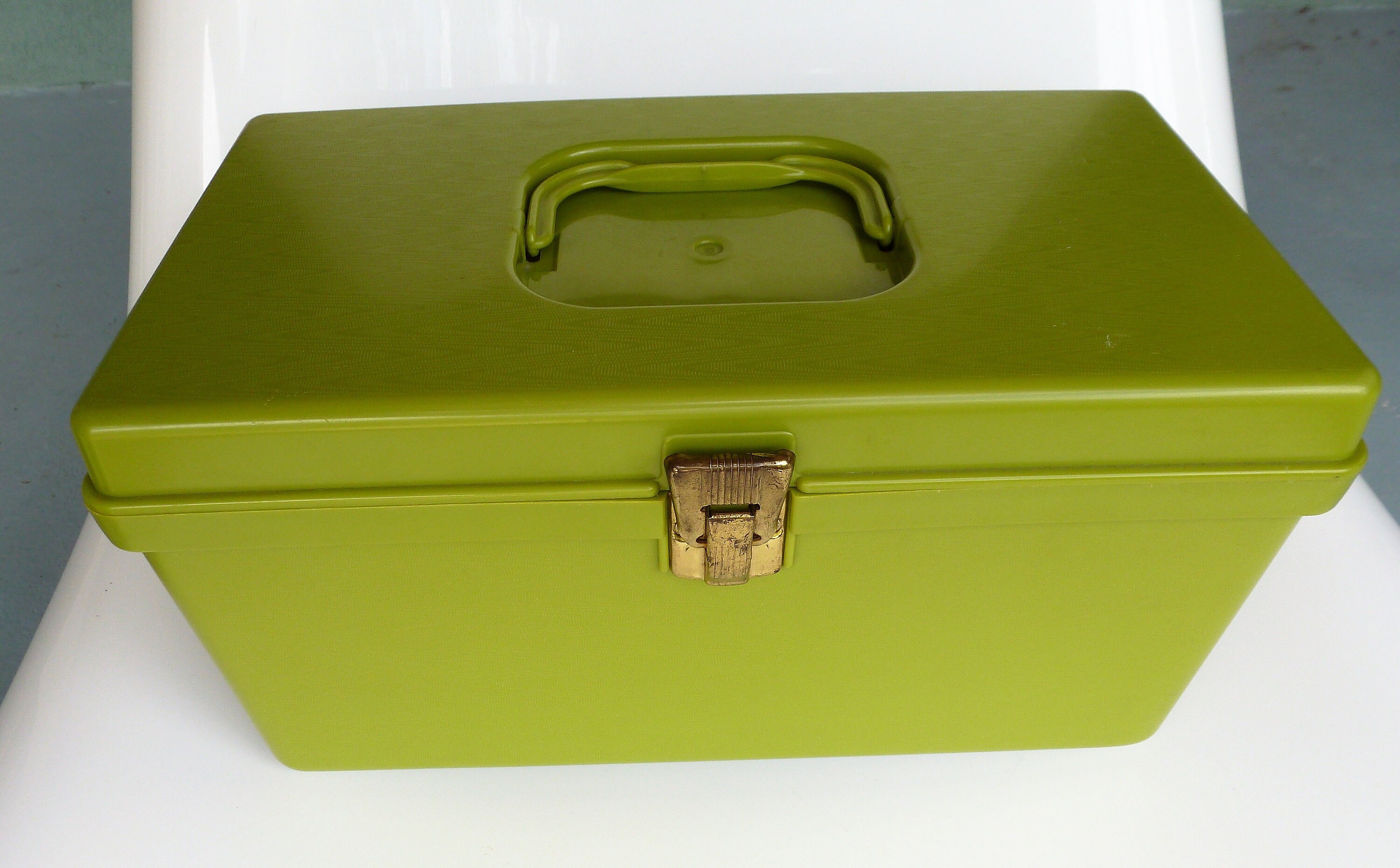 Vintage Wilhold Wilson MFG Corp Plastic Sewing Notions Box Avocado
