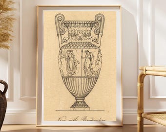 Pode incluir: Uma impressão emoldurada em papel bege com um desenho de linha em tinta preta de um vaso clássico ornamentado. O vaso tem alças em forma de cisne e retrata uma cena com quatro figuras em mantos. O texto na parte inferior diz Vase with Bacchanalian.