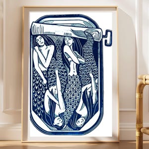 Op de afbeelding: Een ingelijste kunstdruk met een donkerblauwe inktillustratie van vier zeemeerminnen die in een open ovaal conservenblik zitten. De zeemeerminnen hebben lang haar en gedetailleerde vissenstaarten, gerangschikt in een strakke compositie in de vorm.