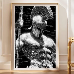 Puede incluir: Una impresión artística enmarcada en blanco y negro que representa a un guerrero espartano con casco de cresta sosteniendo una lanza. La figura está compuesta por partículas brillantes y texturizadas sobre un fondo oscuro con código binario.